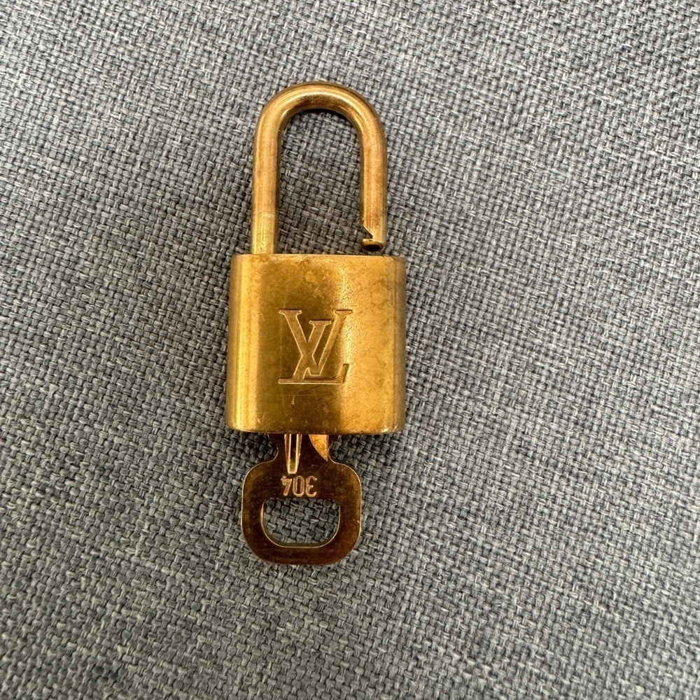 🔸Shop Preloved LUXURY on my Closet:Authenticity Guaranteed on $700+ Purc…​​​​ - Picture 12 of 16